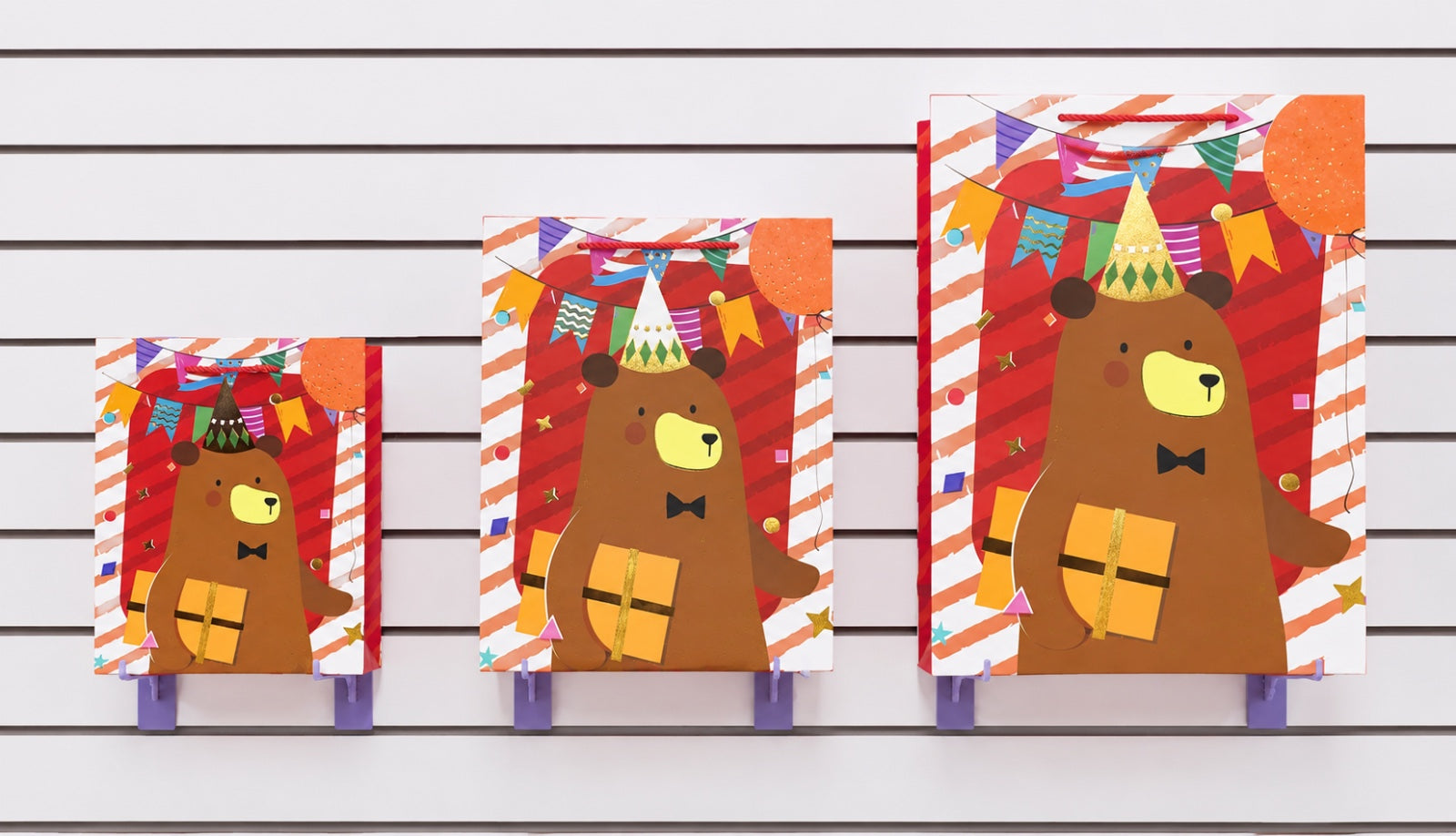 Bolsas de regalo modelo 3283 con animalitos festivos, globos, regalos y colores vibrantes para celebraciones. Disponibles en tamaños chica, mediana y grande. Importación directa ROGLUX.