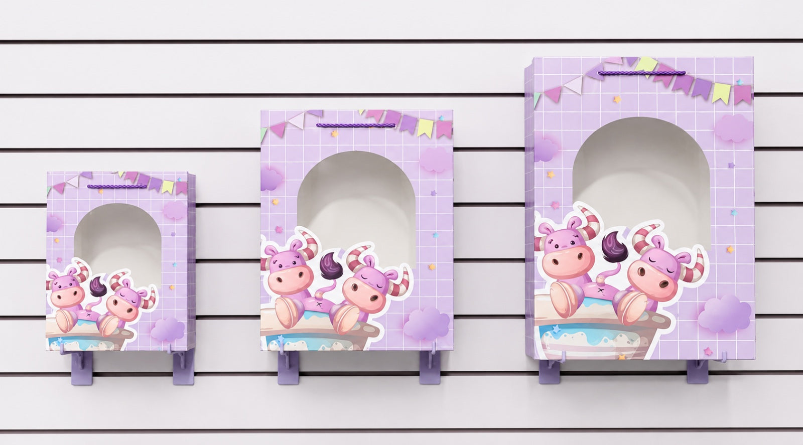 Bolsas de regalo modelo 3338 con ventana decorativa e ilustraciones infantiles en tonos pastel. Disponibles en tamaños chica, mediana y grande. Importación directa ROGLUX.