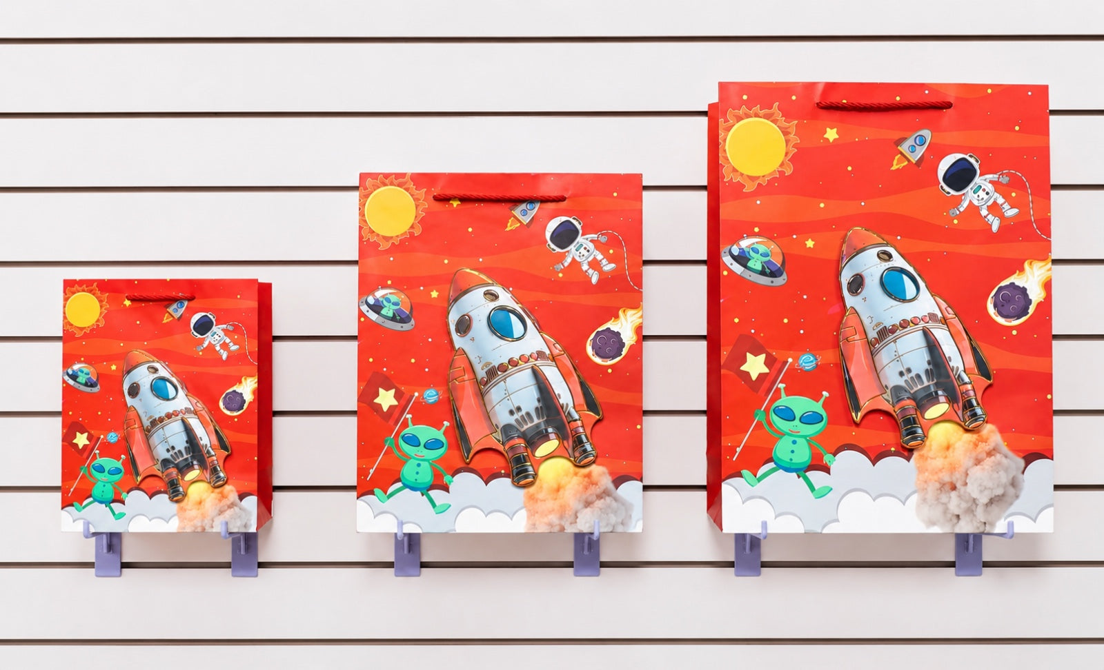 Bolsas de regalo modelo 3341 con cohetes, planetas y temática espacial para niños. Disponibles en tamaños chica, mediana y grande. Importación directa ROGLUX.
