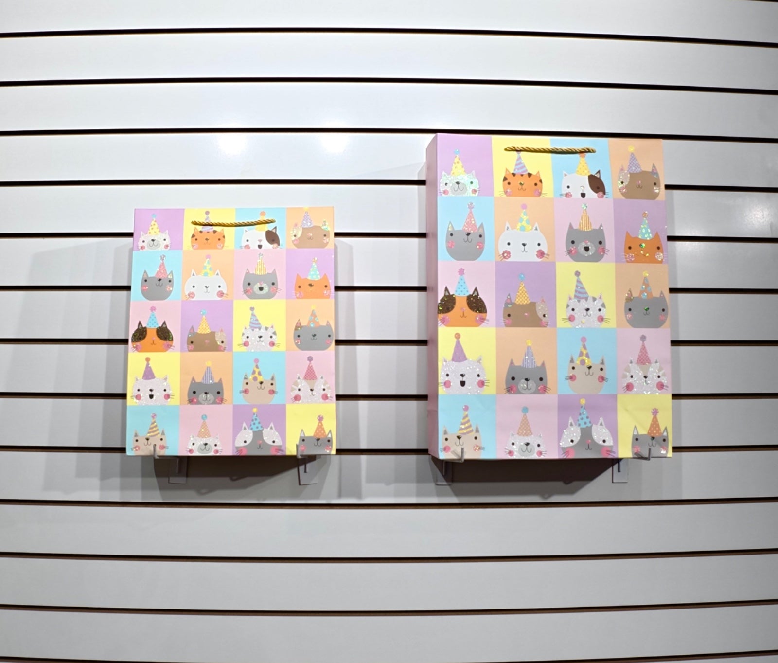 Bolsas de regalo modelo 384 con ilustraciones de gatitos y animalitos adorables en colores pastel. Disponibles en tamaños mediana y grande. Importación directa ROGLUX.