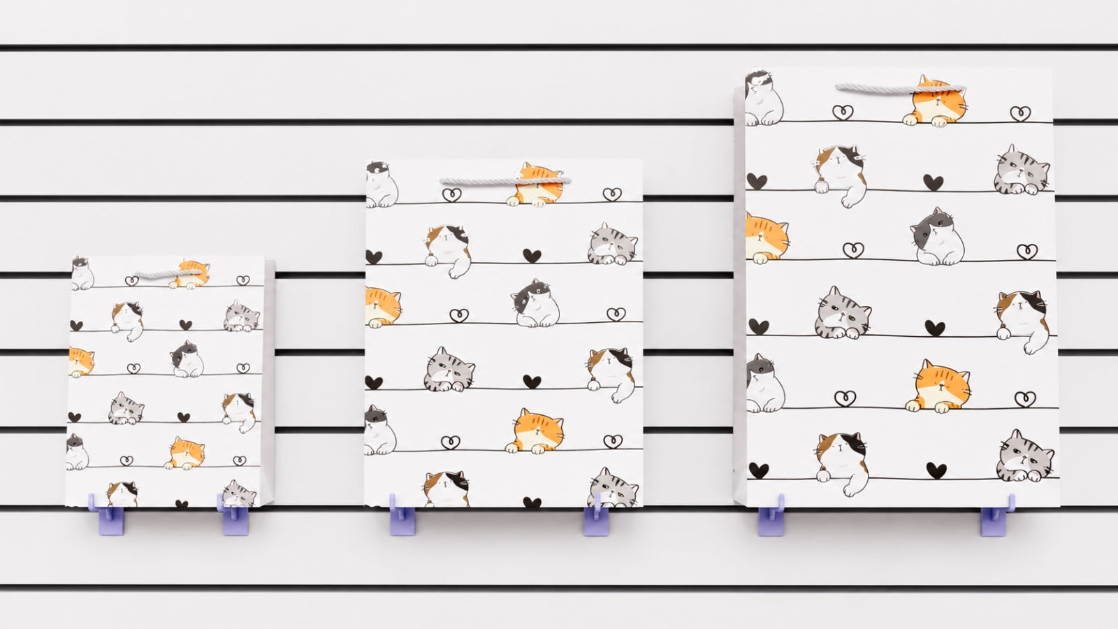 Bolsas de regalo modelo 526 con diseño de gatitos y corazones. Disponibles en tamaños chica, mediana y grande. Papel de alto gramaje, laminado mate e importación directa ROGLUX.
