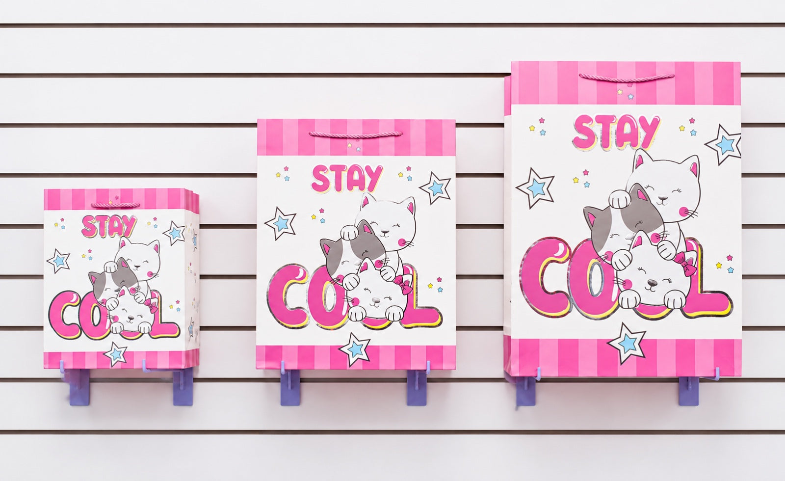Bolsas de regalo modelo 548 con diseño de gatitas tiernas y colores pastel. Disponibles en tamaños chica, mediana y grande. Importación directa ROGLUX.