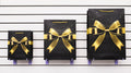 Bolsas de regalo modelo 6610 en color negro con moños dorados y acabado de lujo. Disponibles en tamaños chica, mediana y grande. Importación directa ROGLUX.