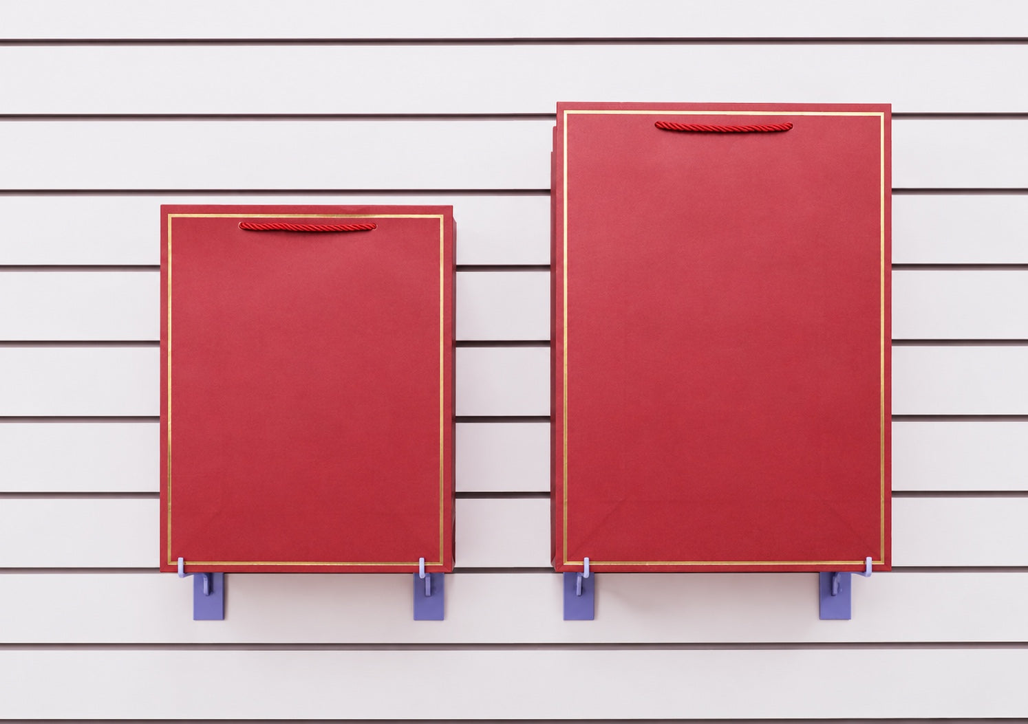 Bolsas de regalo modelo 9308 en colores sólidos con marco dorado y acabado elegante. Disponibles en tamaños mediana y grande. Importación directa ROGLUX.