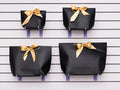 Bolsas de regalo modelo China con moño dorado decorativo y colores elegantes. Disponibles en tamaños mini, chica, mediana y grande. Importación directa ROGLUX.